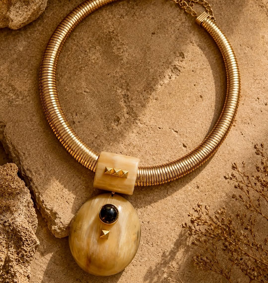 The Masai necklace with natural horn pendant and black onyx